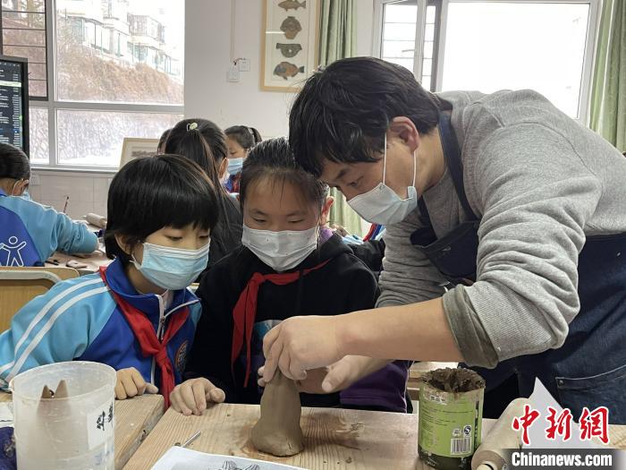 圖為西寧市勞動(dòng)路小學(xué)教師賈煜與學(xué)生一起制作陶藝。　周瑞辰子 攝