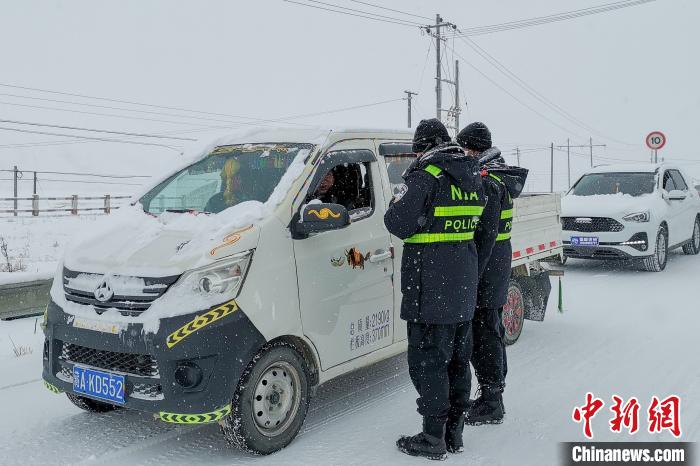 日喀則邊境管理支隊(duì)老馬泉河邊境檢查站民警頂風(fēng)冒雪執(zhí)勤檢查?！±罾?攝