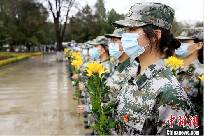 2021年4月3日，武警女兵在蘭州烈士陵園祭奠烈士。　甘肅省退役軍人事務(wù)廳供圖 攝