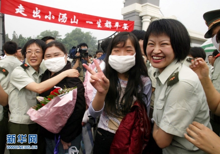 2003年6月20日，小湯山醫(yī)院的最后一批非典治愈者出院時與醫(yī)務(wù)人員深情告別。新華社記者王建民攝.jpg