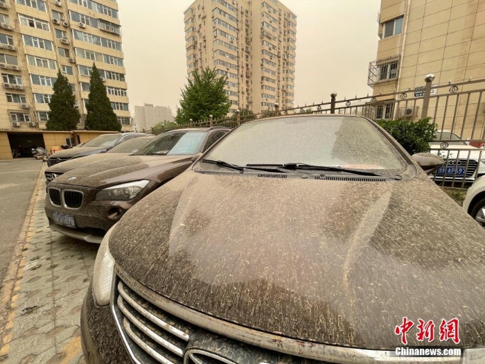 北京迎沙塵大風天氣 “泥雨”從天而降