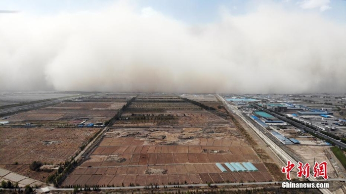 甘肅張掖遭遇沙塵暴襲擊 “沙墻”滾滾推進(jìn)