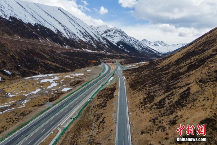 車(chē)在畫(huà)中走 看大美西藏高等級(jí)公路