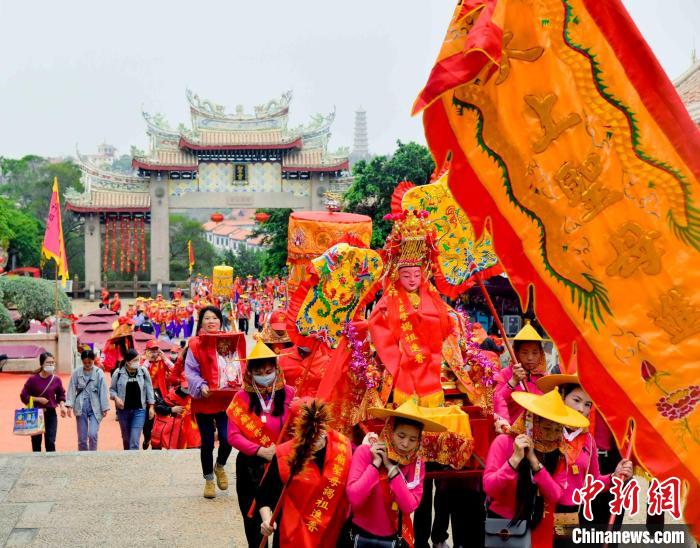 泉州宮廟陸續(xù)登島，惠安女成為一景。　徐國(guó)榮 攝