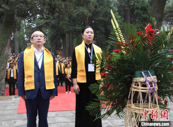 孟氏后裔敬獻(xiàn)花籃?！≮w曉 攝