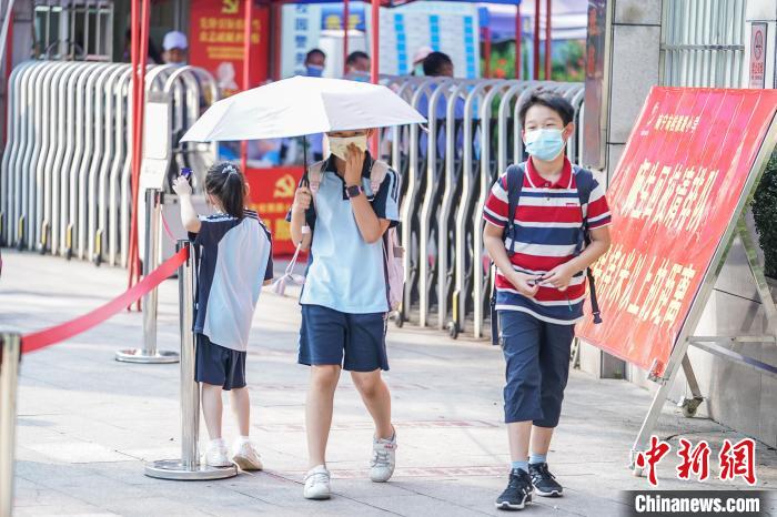 廣西南寧學(xué)生放學(xué)后離開校園。(資料圖) 陳冠言 攝