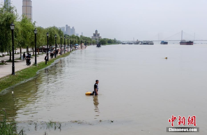 長(zhǎng)江武漢水位逼近設(shè)防水位