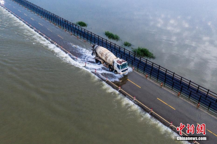 江西再現(xiàn)“水上公路” 目前已實(shí)行交通管制