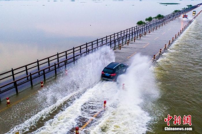 江西再現(xiàn)“水上公路” 目前已實(shí)行交通管制