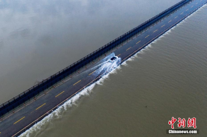 江西再現(xiàn)“水上公路” 目前已實(shí)行交通管制