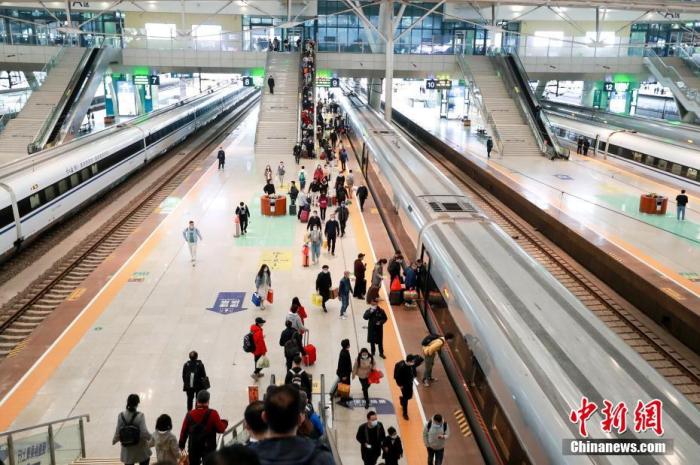 資料圖：旅客在武漢火車站站臺(tái)準(zhǔn)備乘坐高鐵列車。 圖片來(lái)源：視覺(jué)中國(guó)