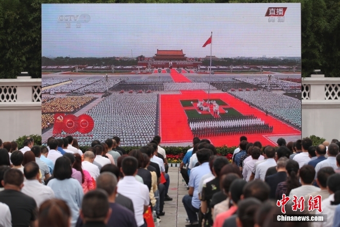 貴州遵義：民眾觀看慶祝中國共產黨成立100周年大會直播