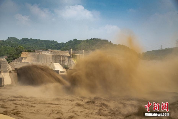 河南洛陽：黃河小浪底景區(qū)河水奔涌 場(chǎng)面壯觀