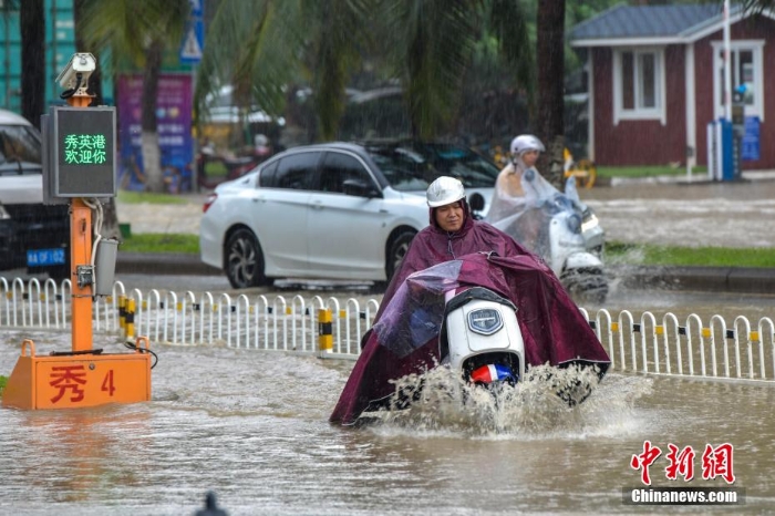 受南海熱帶低壓影響 ?？谟┯晔袇^(qū)多路段積水