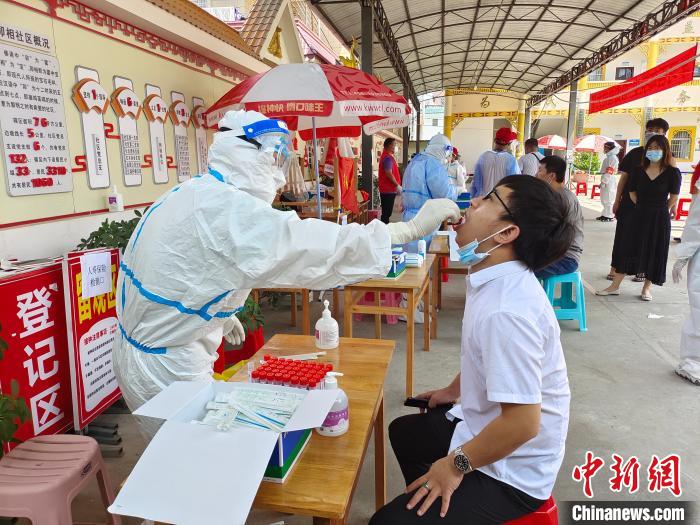 圖為7月10日，瑞麗市卯相社區(qū)居民進(jìn)行核酸檢測(cè)。　韓帥南 攝