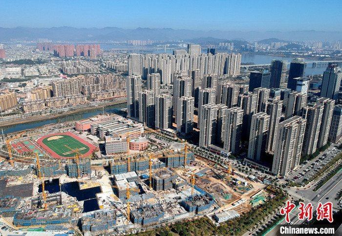 資料圖為航拍福州市閩江畔一處新建住宅。 <a target='_blank' href='http://www.chinanews.com/'>中新社</a>記者 呂明 攝