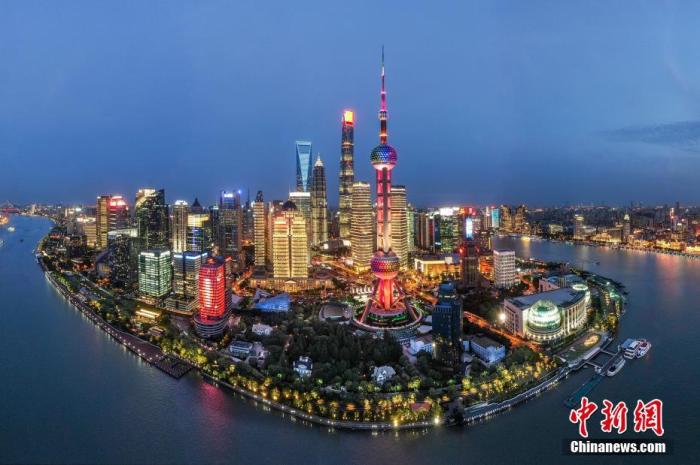 資料圖：航拍上海浦東陸家嘴夜景，燈火輝煌美不勝收。(無人機(jī)照片) <a target='_blank' href='http://www.chinanews.com/'>中新社</a>記者 張亨偉 攝