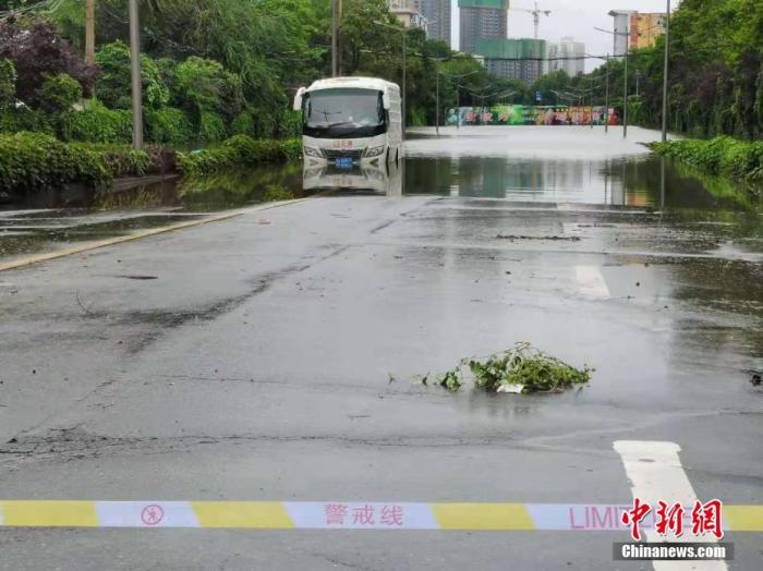 7月21日，河南，鄭州暴雨第二日，經(jīng)過一夜的搶險(xiǎn)救援積水路段的積水明顯下降，但街頭仍有多處積水嚴(yán)重。圖為洪水消退后的鄭州街頭。<a target='_blank' href='http://www.chinanews.com/'>中新社</a>記者 李貴剛 攝