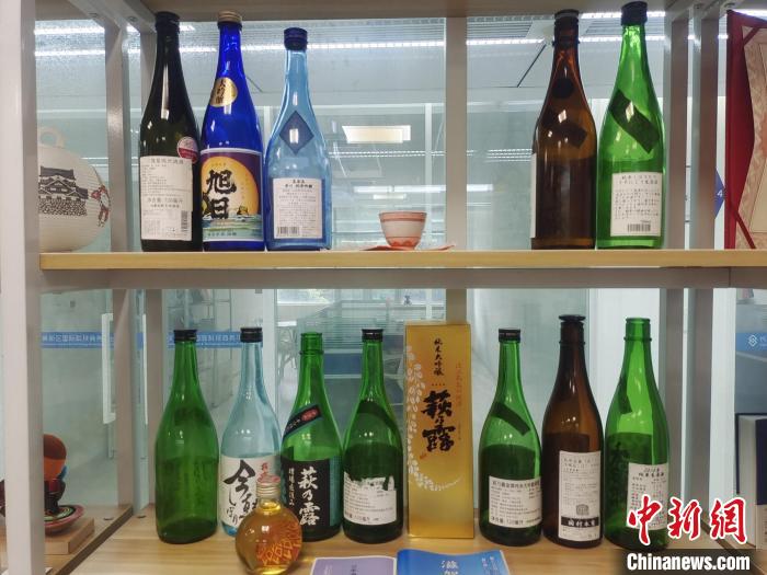 荻野大辦公室展示的日本清酒?！√菩∏?攝