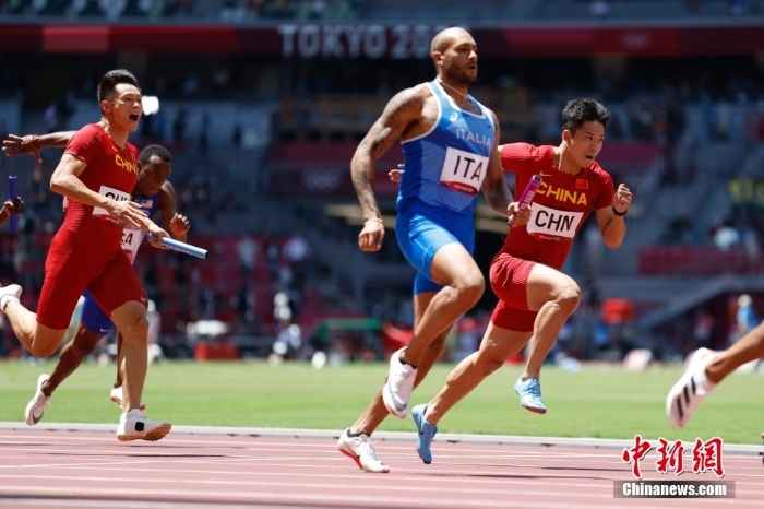 腳下生風(fēng)！東京奧運(yùn)會(huì)中國男子4x100接力晉級(jí)決賽