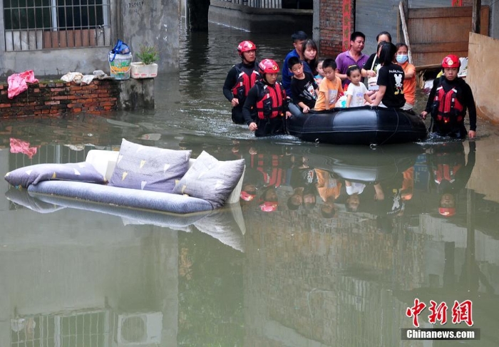 臺風(fēng)“盧碧”致福州閩侯積水嚴(yán)重  救援人員轉(zhuǎn)移被困民眾