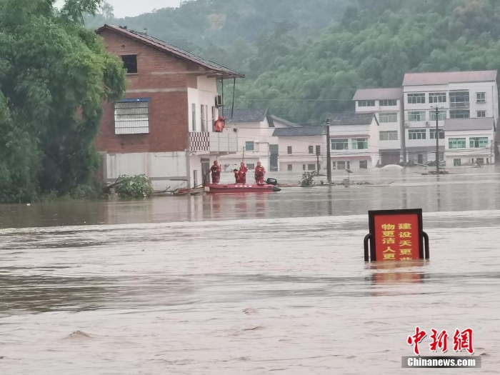 四川達州遭暴雨襲擊 救援人員緊急轉(zhuǎn)移被困民眾