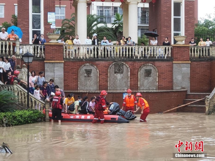 四川達州遭暴雨襲擊 救援人員緊急轉(zhuǎn)移被困民眾