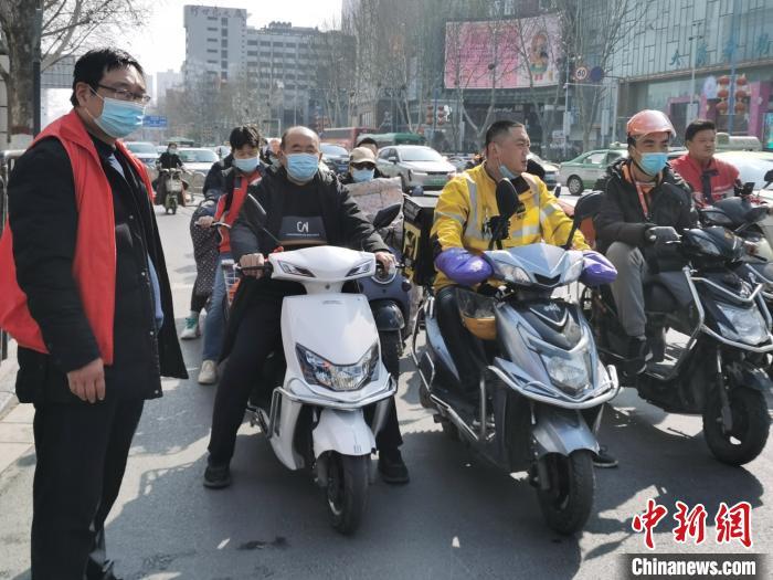 資料圖：鄭州街頭騎電動(dòng)自行車(chē)的市民?！⊥醯欠?攝