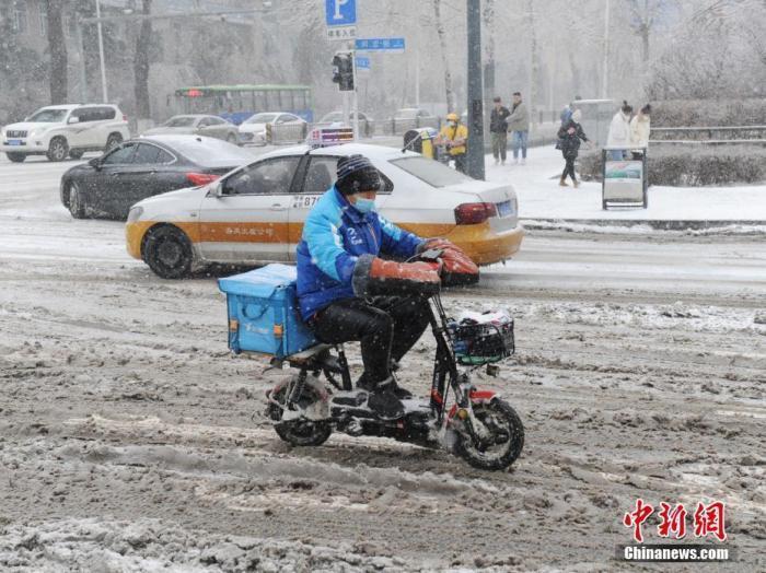 資料圖：外賣小哥冒雪送餐。 <a target='_blank' href='http://www.chinanews.com/'>中新社</a>記者 劉棟 攝