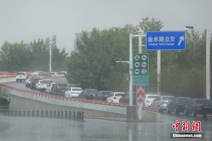 直擊暴雨下的鄭州街頭