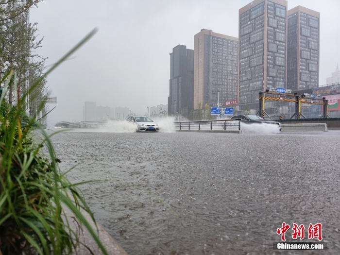 直擊暴雨下的鄭州街頭