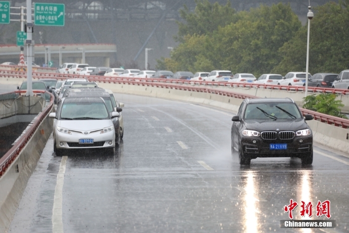 直擊暴雨下的鄭州街頭