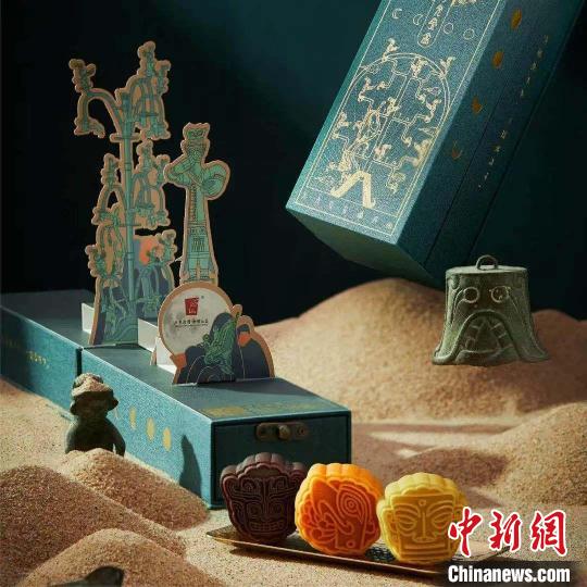 三星堆月餅禮盒?！∪嵌巡┪镳^景區(qū)管委會產(chǎn)業(yè)發(fā)展部供圖