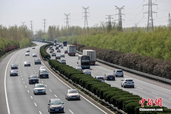 4月5日，江蘇淮安，位于該市境內(nèi)的長(zhǎng)深高速路段上，迎來(lái)清明小長(zhǎng)假返程車流高峰，過(guò)往車輛川流不息。 圖片來(lái)源：視覺中國(guó)