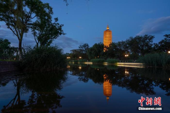 燃燈佛舍利塔是古通州八景之一，位于通州區(qū)北端運(yùn)河西岸。圖為從西海子公園水面觀望夜晚點(diǎn)亮的“燃燈塔”?！?lt;a target='_blank' href='http://www.chinanews.com/'>中新社</a> 史春陽(yáng) 攝