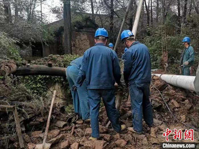 更換因強降雨損毀電桿。　趙亮 攝