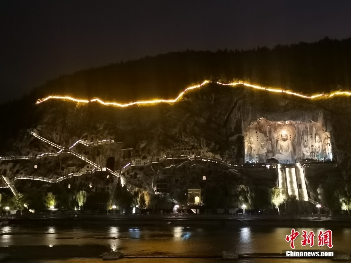 河南洛陽龍門石窟夜景 蔚為壯觀神秘莫測