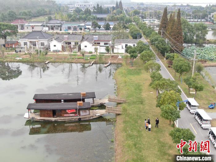 航拍揚州沿湖村。　泱波 攝