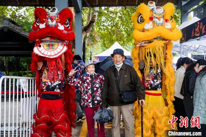 杭州市民和舞獅合影?！≈鬓k方 供圖