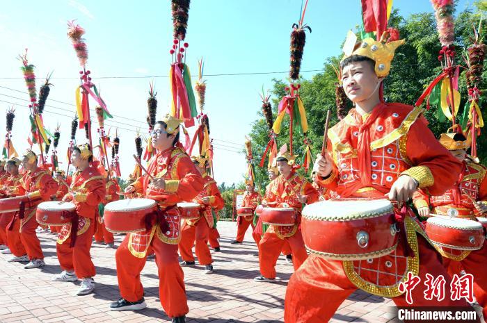 河北省隆堯縣千戶營鄉(xiāng)招子鼓廣場上，隆堯縣滏陽中學的學生們在練習招子鼓?！《虐貥?攝