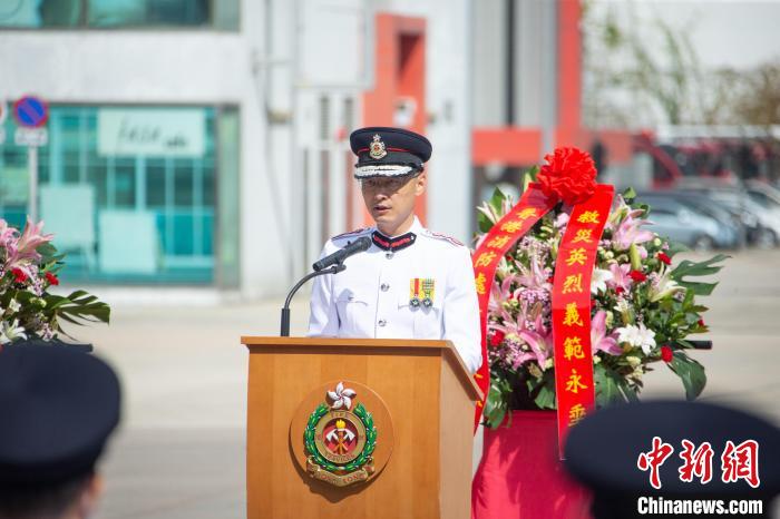 香港特區(qū)政府消防處處長梁偉雄在儀式上致辭?！≌侣勌幑﹫D