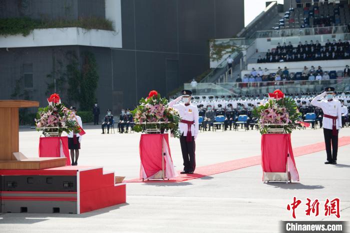 香港特區(qū)政府消防處處長梁偉雄等在儀式上敬禮?！≌侣勌幑﹫D