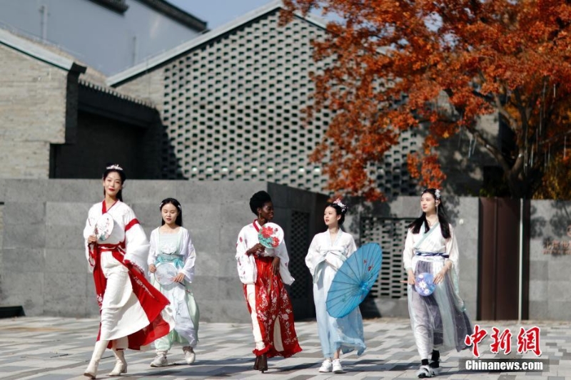 北京世園公園紅葉進入最佳觀賞期  引游客游園打卡