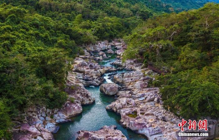 航拍海南呀諾達(dá)熱帶雨林景區(qū)，鳥瞰秀美山水、廣袤雨林。中新社記者 駱云飛 攝