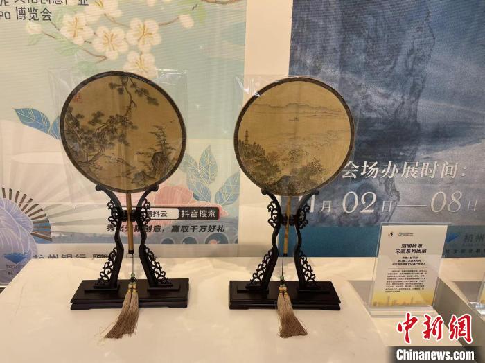 開幕式現(xiàn)場進(jìn)行的部分文創(chuàng)產(chǎn)品展示?！⊥τ?攝