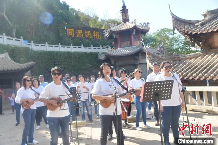 11月7日，湄洲媽祖祖廟前，兩岸媽祖人音樂快閃現(xiàn)場?！「邅喅?攝