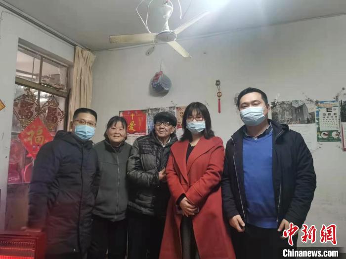 李雪晴(右二)和同事們到幸存者老人家中慰問?！∧暇┣秩A日軍受害者援助協(xié)會供圖