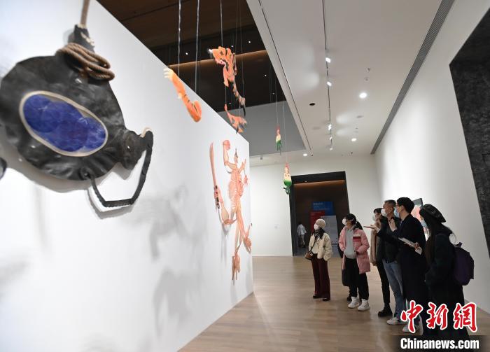 觀眾參觀展覽?！“苍?攝