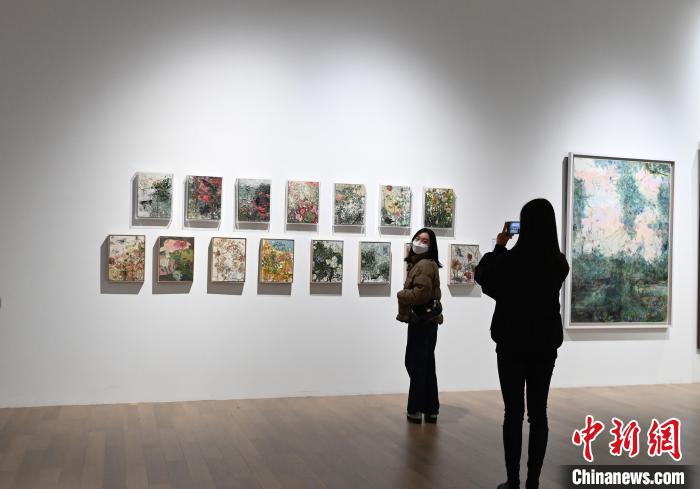 觀眾在展覽廳拍照留念?！“苍?攝
