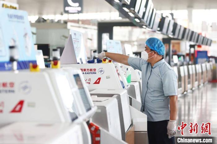 8月26日，南京祿口機場恢復國內航班運行。圖為機場內工作人員進行消殺。　泱波 攝